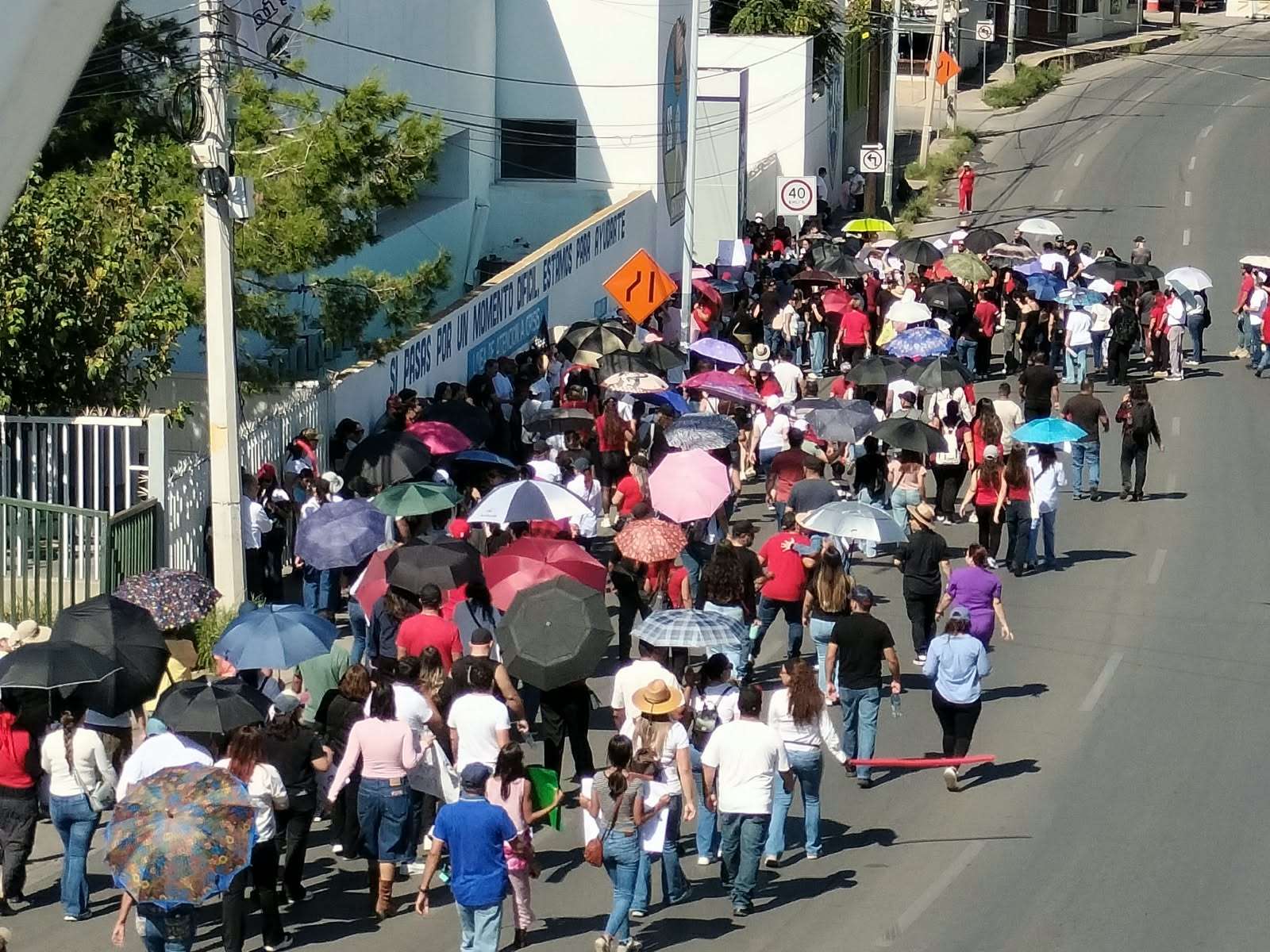 Marchan trabajadores del Imss; encadenan oficinas sindicales