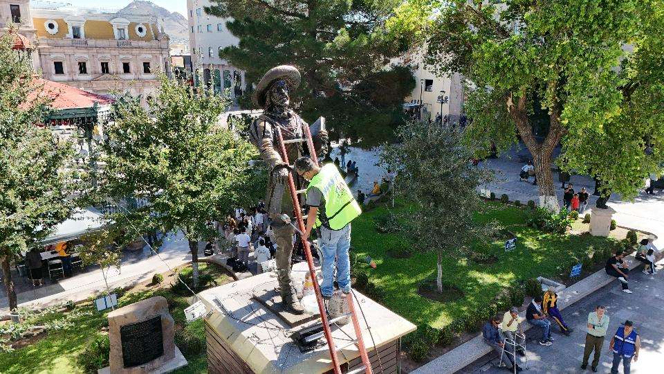 Limpian monumentos históricos por el 317 aniversario de Chihuahua