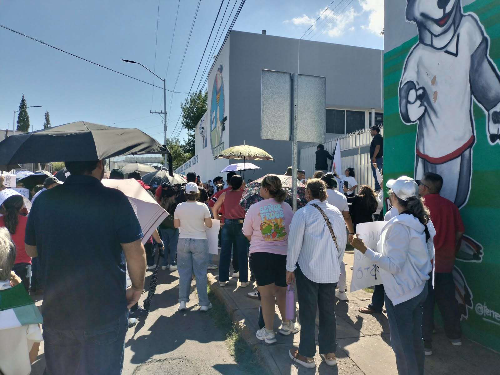 Marchan trabajadores del Imss; encadenan oficinas sindicales