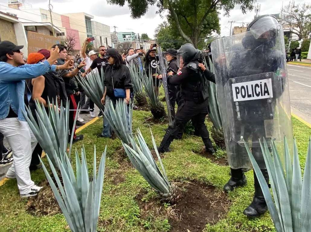 Exigen agua limpia y se enfrentan con policías en Guadalajara