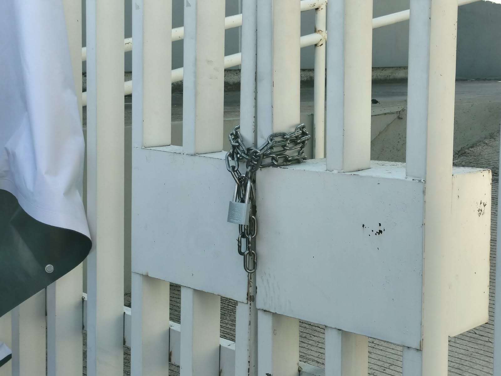 Marchan trabajadores del Imss; encadenan oficinas sindicales