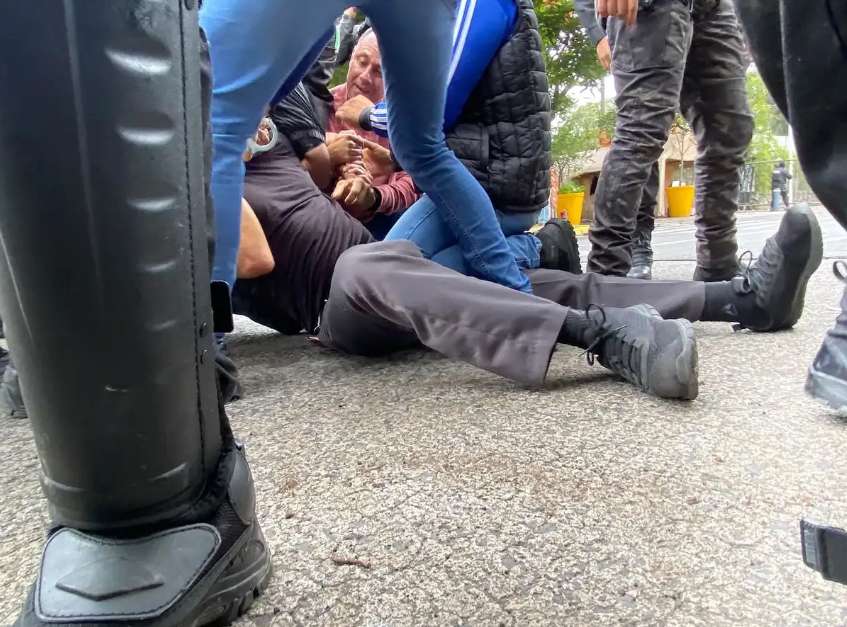 Exigen agua limpia y se enfrentan con policías en Guadalajara