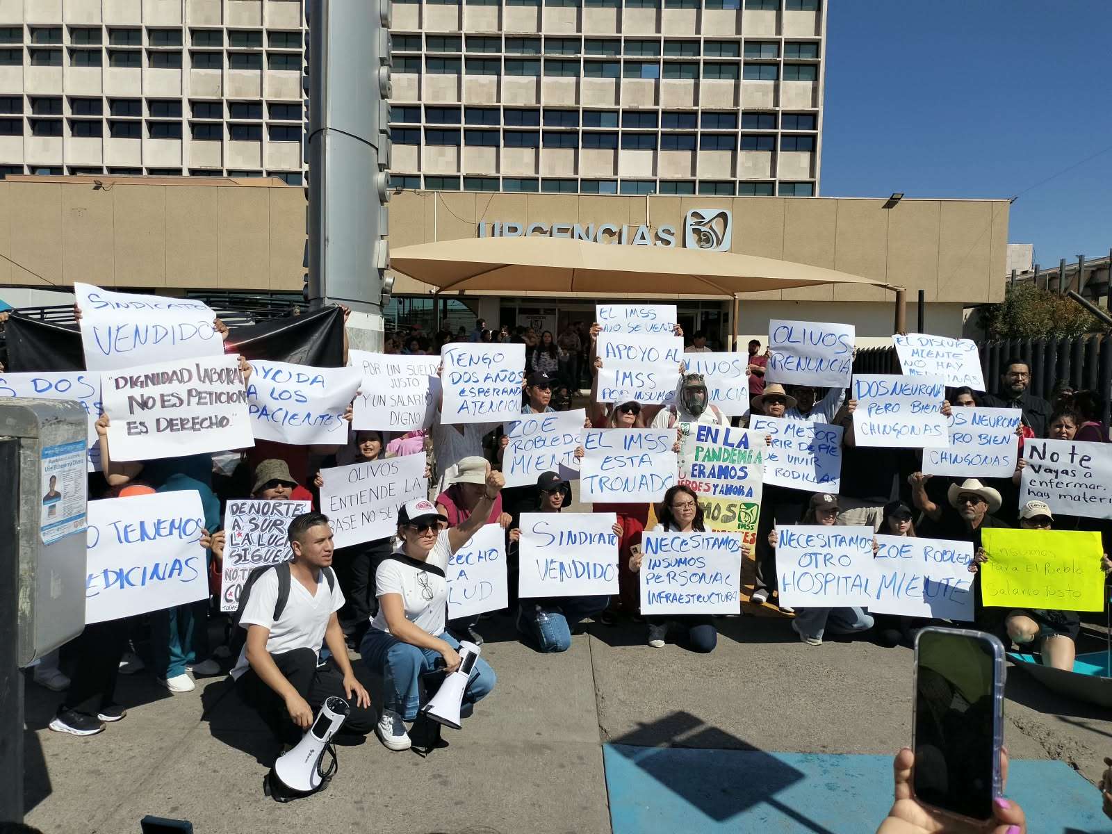 Marchan trabajadores del Imss; encadenan oficinas sindicales