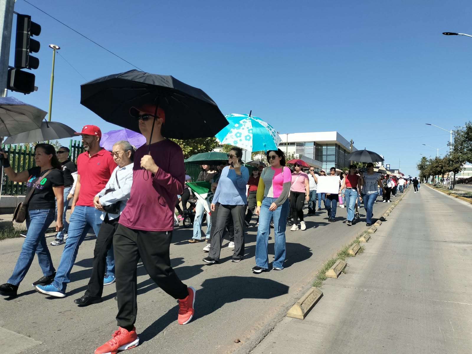 Marchan trabajadores del Imss; encadenan oficinas sindicales