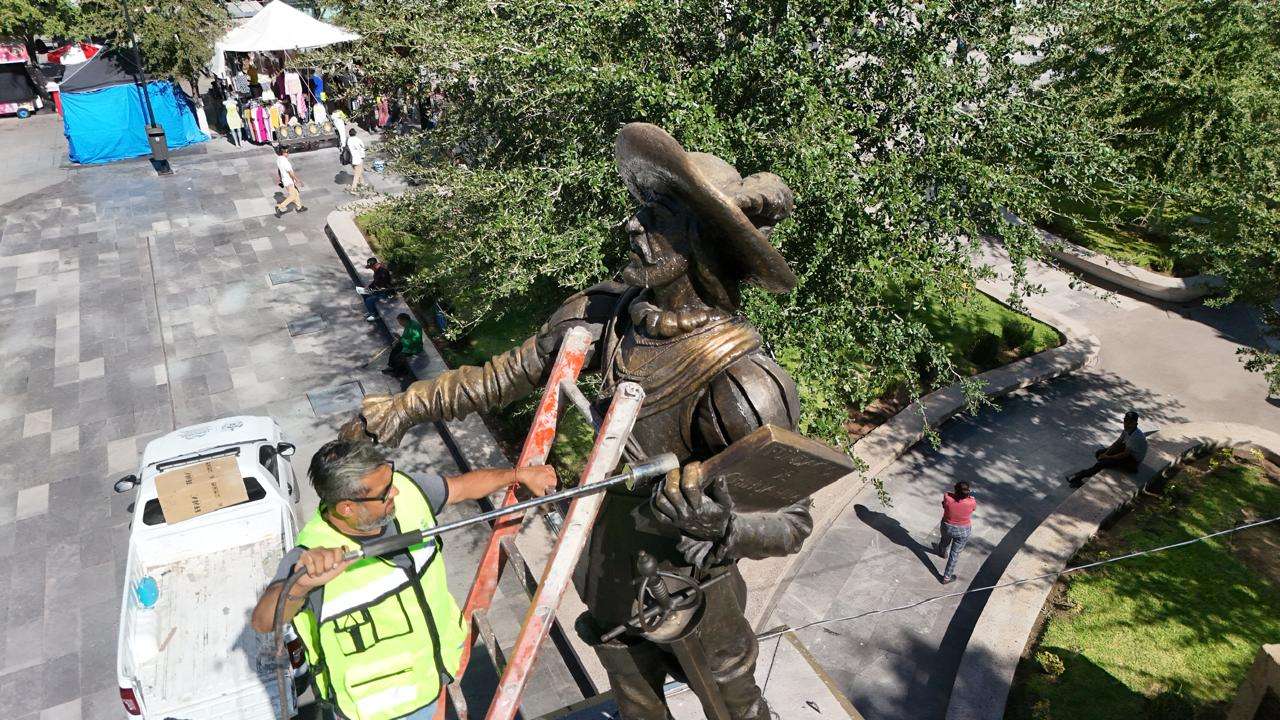 Limpian monumentos históricos por el 317 aniversario de Chihuahua