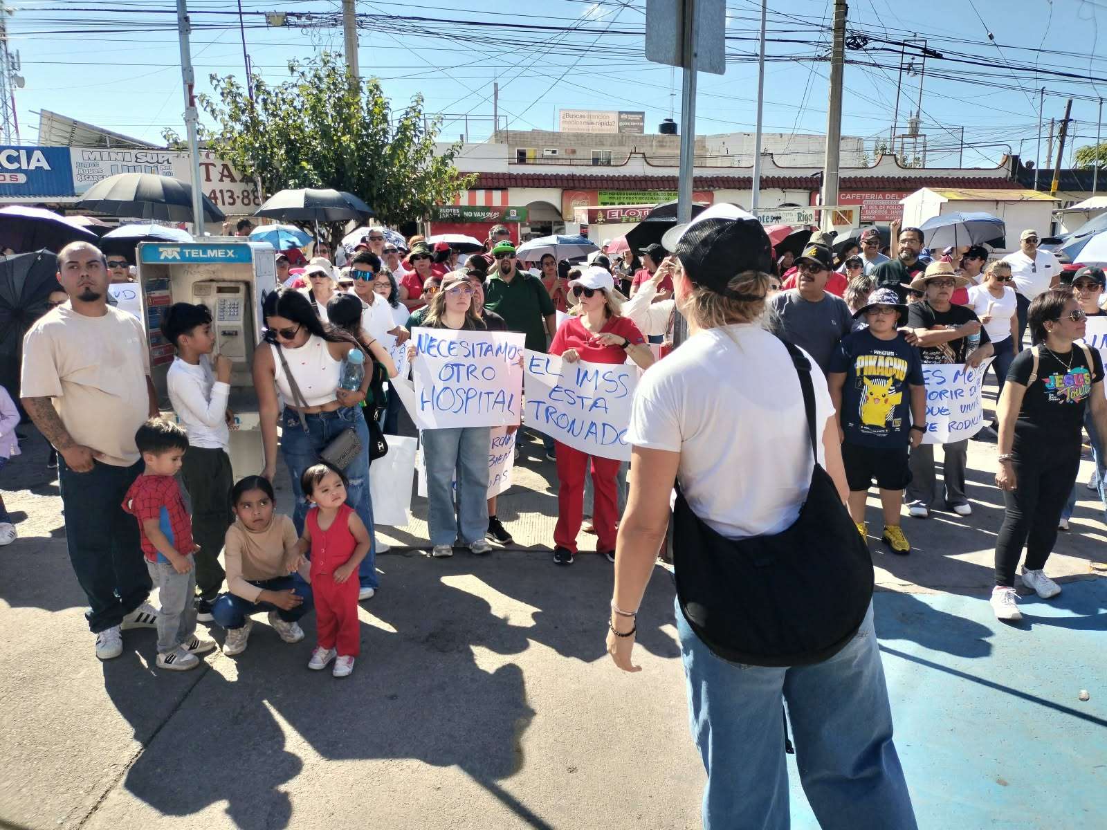 Marchan trabajadores del Imss; encadenan oficinas sindicales