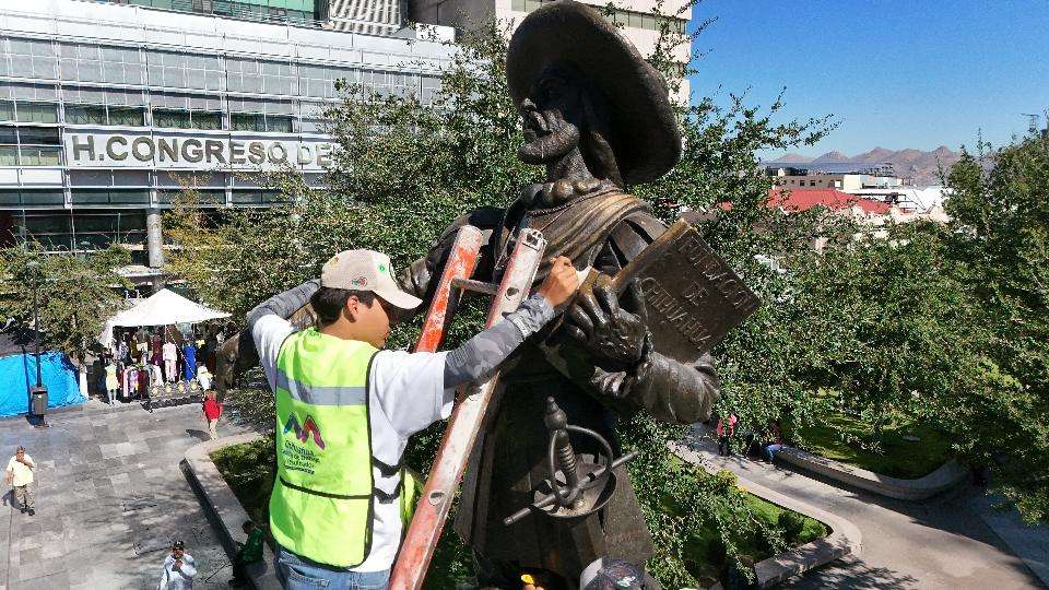 Limpian monumentos históricos por el 317 aniversario de Chihuahua