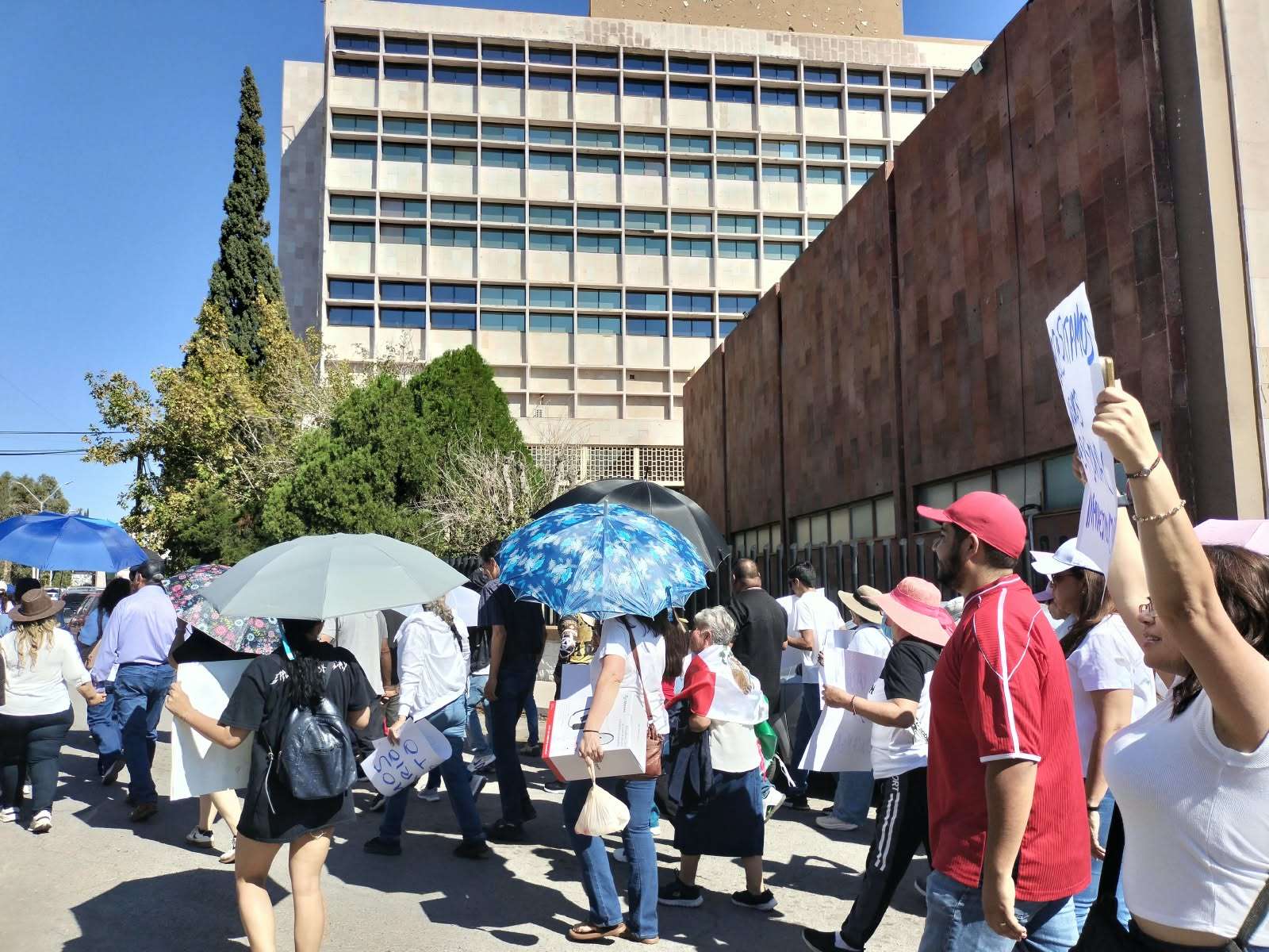 Marchan trabajadores del Imss; encadenan oficinas sindicales