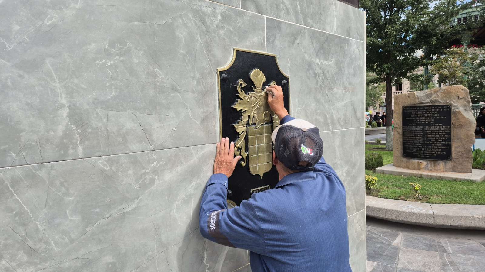 Limpian monumentos históricos por el 317 aniversario de Chihuahua