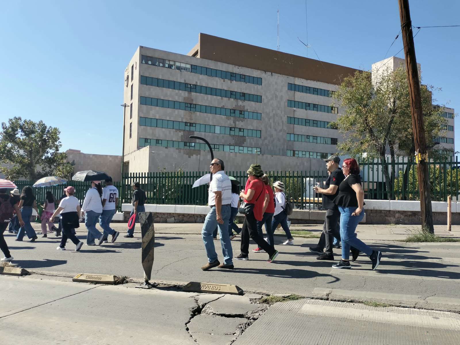 Marchan trabajadores del Imss; encadenan oficinas sindicales