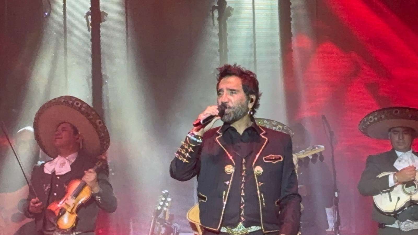 Conquista Alejandro Fernández a miles en la Plaza del Ángel