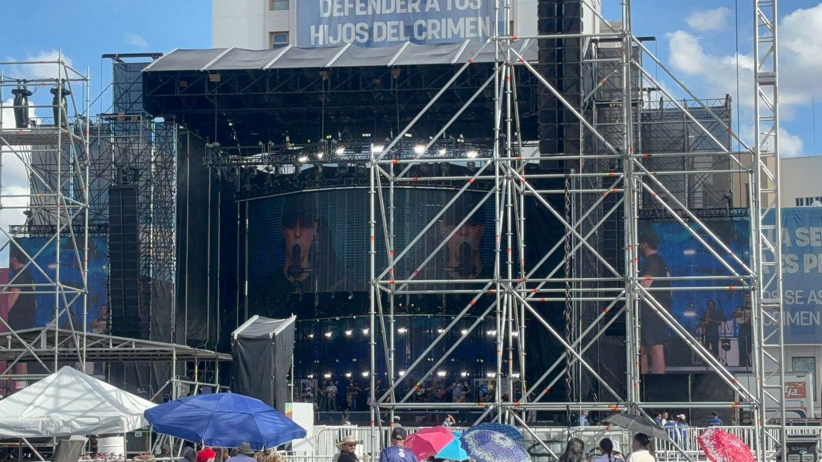 Realizan pruebas de sonido previo a concierto de Alejandro Fernández