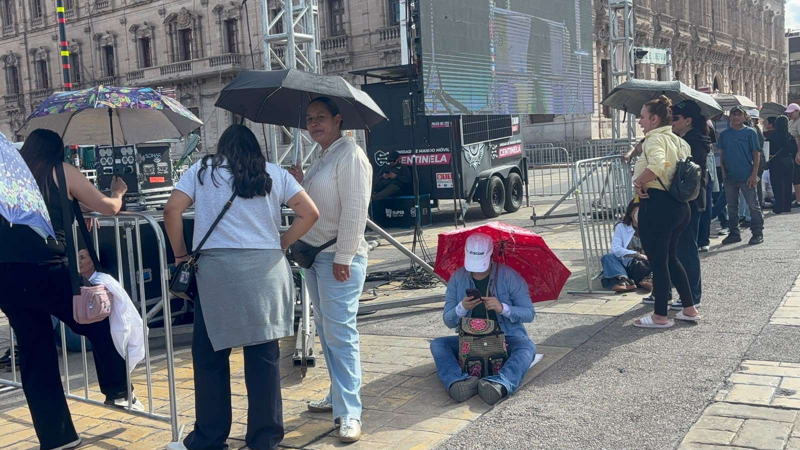 Llegan primeros asistentes para concierto de Alejandro Fernández