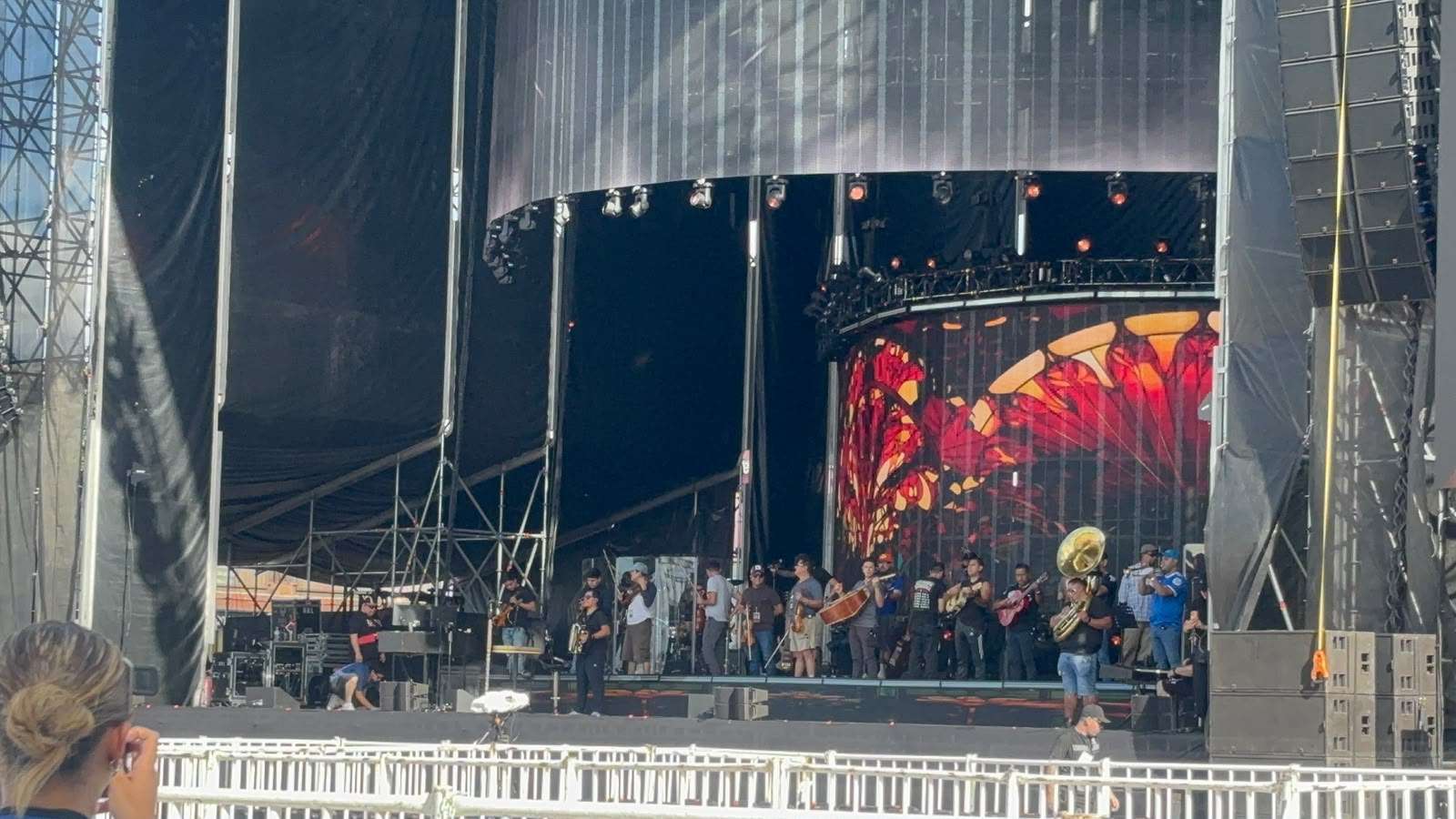 Realizan pruebas de sonido previo a concierto de Alejandro Fernández
