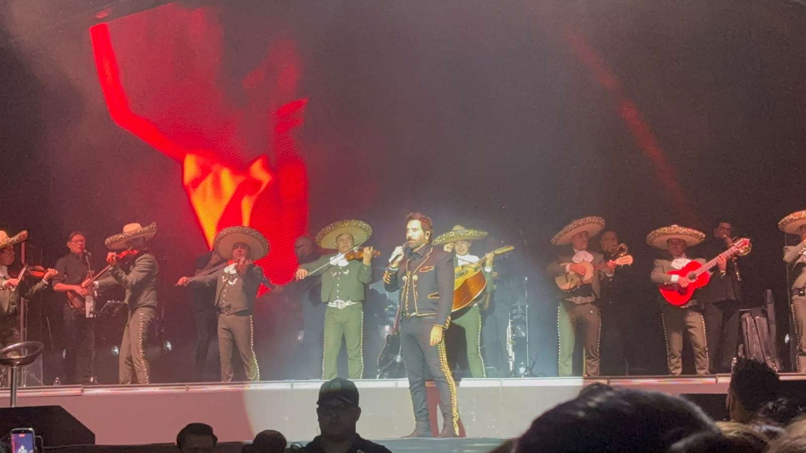 Conquista Alejandro Fernández a miles en la Plaza del Ángel