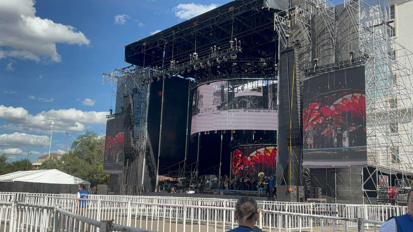 Llegan primeros asistentes para concierto de Alejandro Fernández