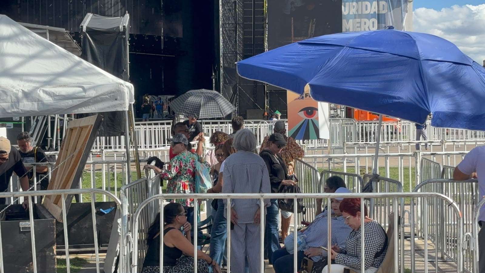 Llegan primeros asistentes para concierto de Alejandro Fernández