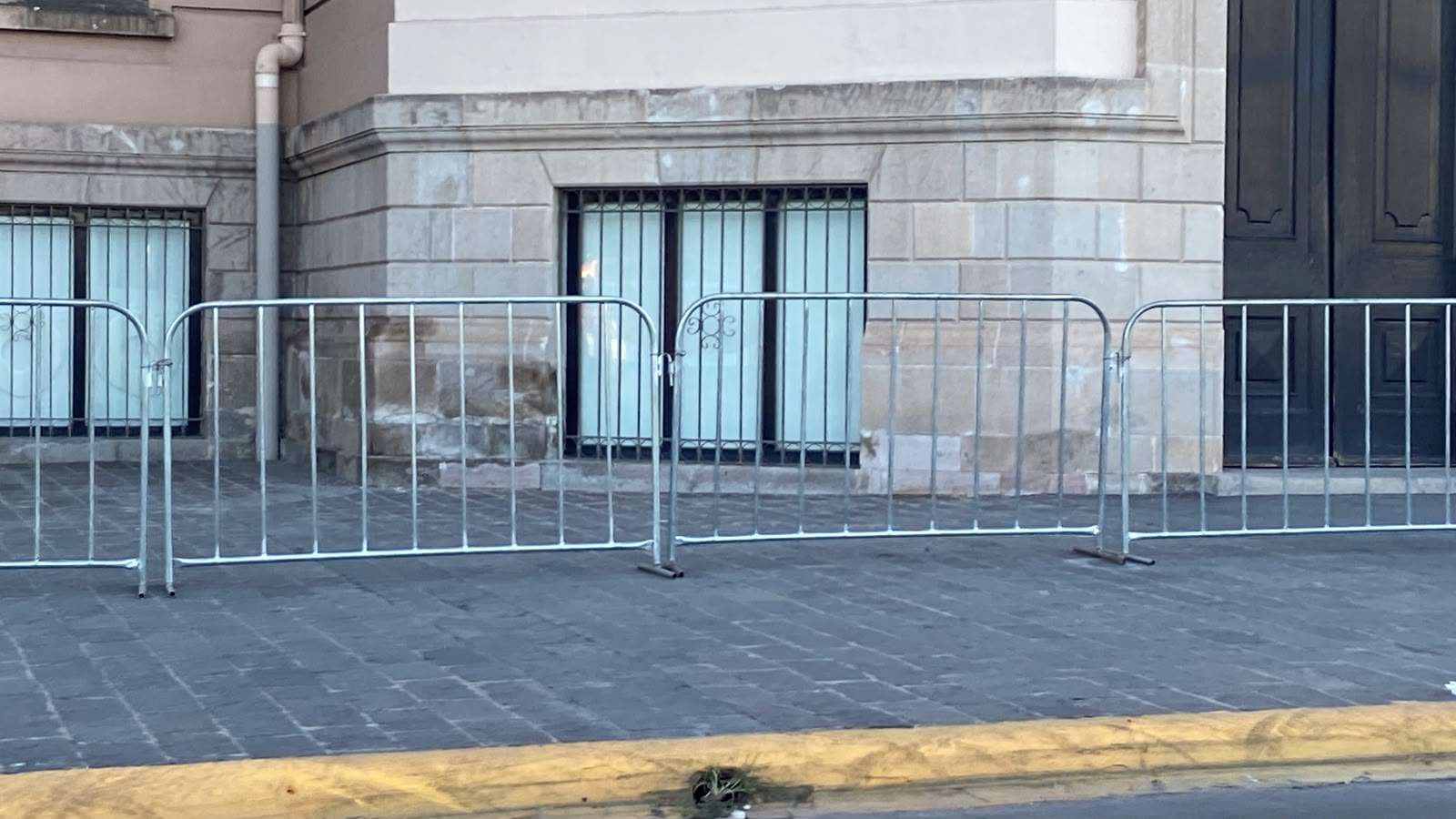 Instalan vallas y gradas para concierto de Alejandro Fernández