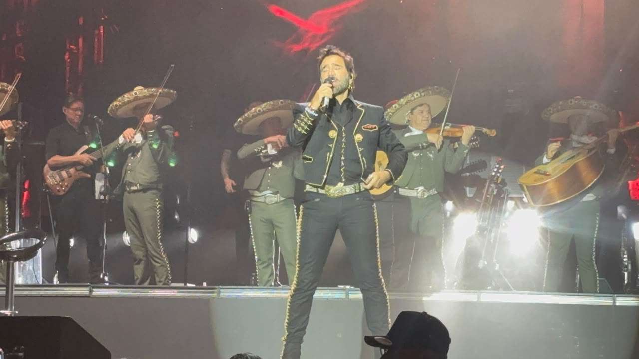 Conquista Alejandro Fernández a miles en la Plaza del Ángel