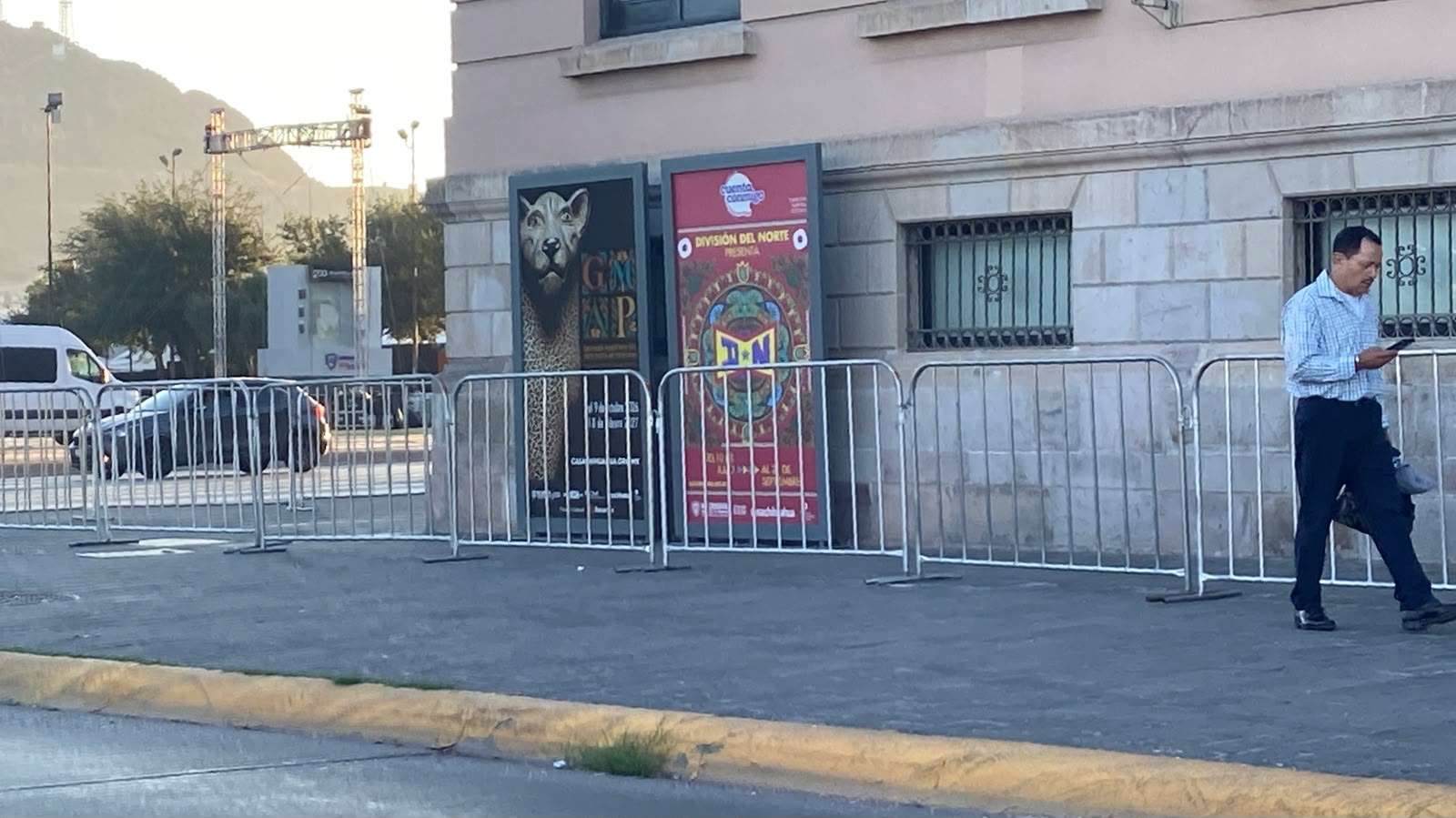 Instalan vallas y gradas para concierto de Alejandro Fernández