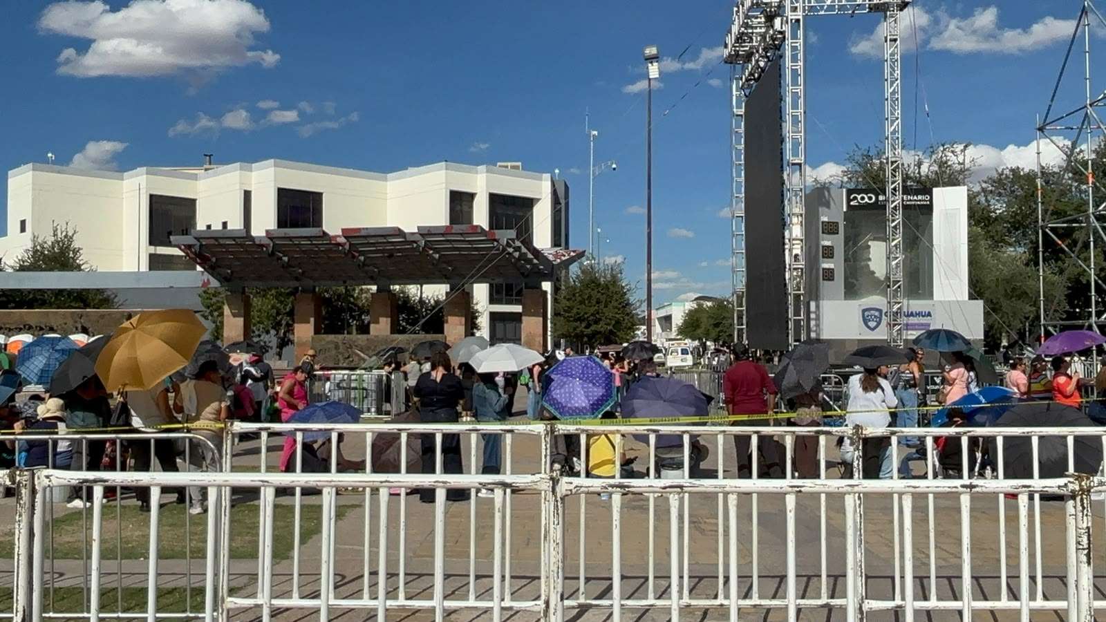 Llegan primeros asistentes para concierto de Alejandro Fernández