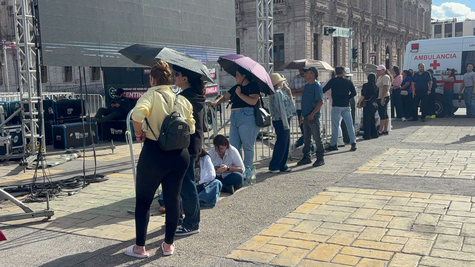 Llegan primeros asistentes para concierto de Alejandro Fernández