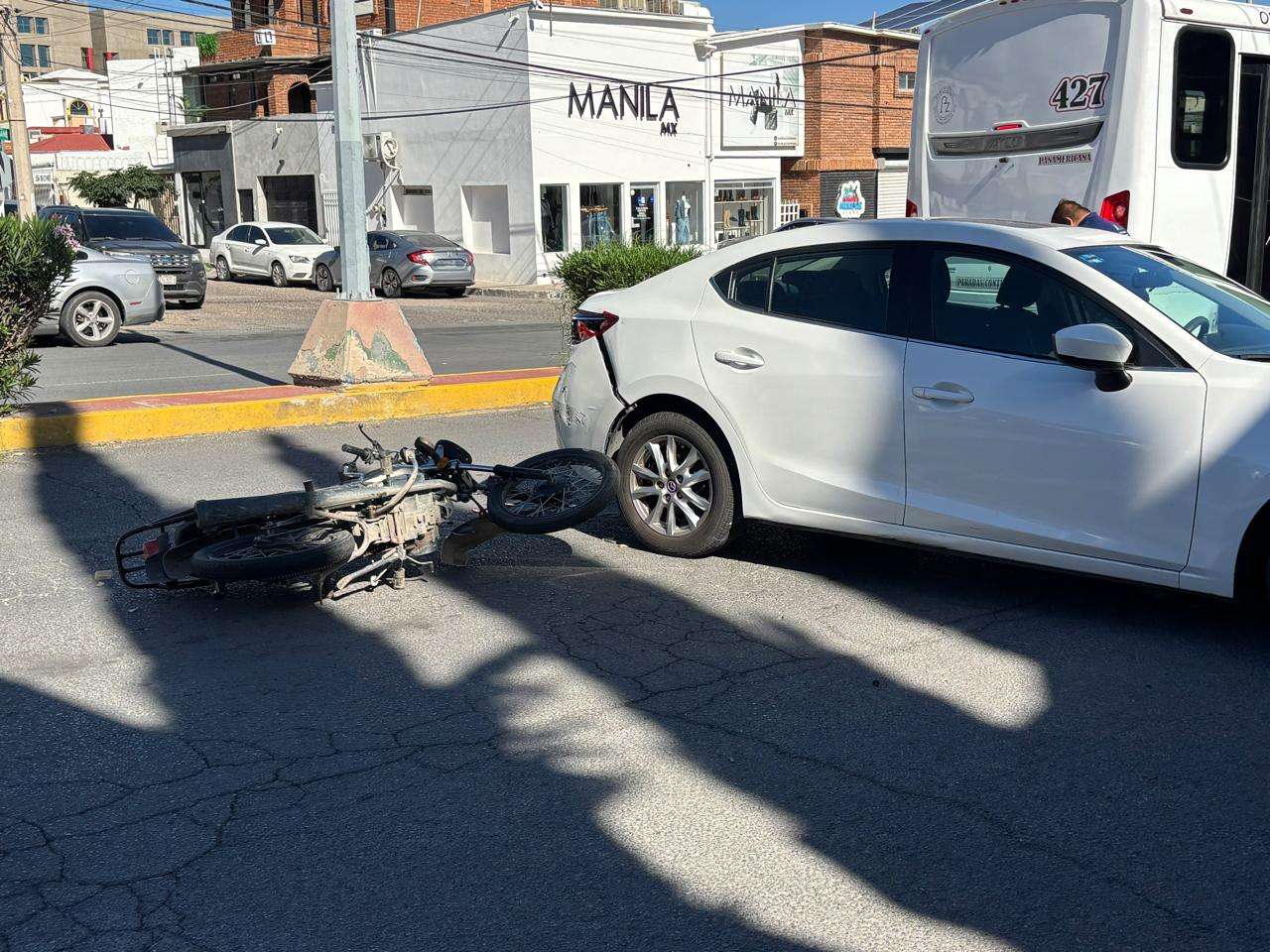 Deja choque múltiple a un motociclista herido