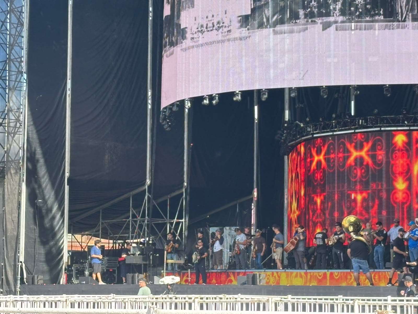 Realizan pruebas de sonido previo a concierto de Alejandro Fernández