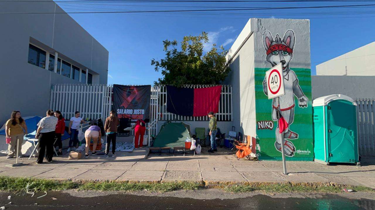 Emplazan a huelga trabajadores del Imss; convocan a marcha