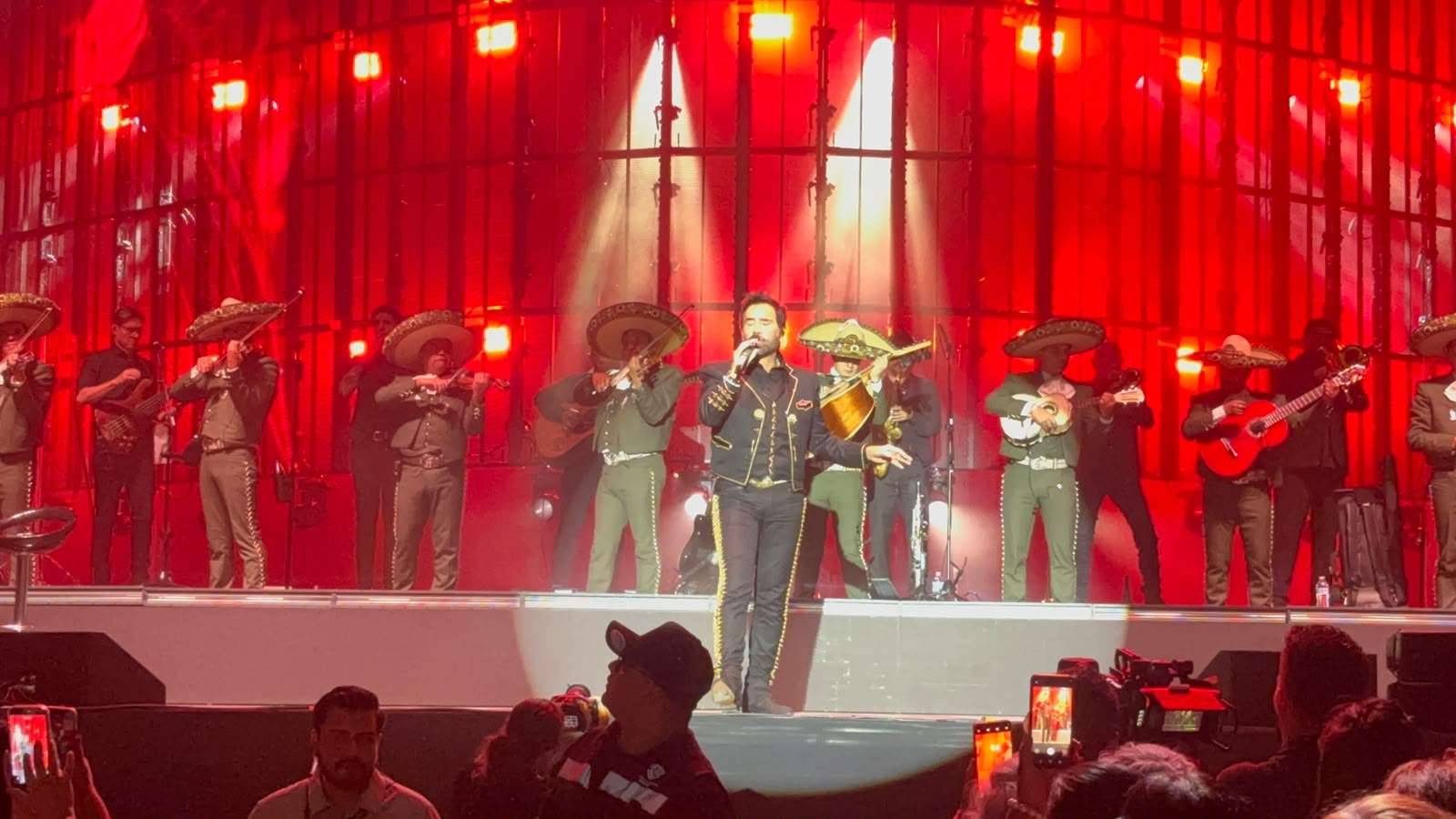 Conquista Alejandro Fernández a miles en la Plaza del Ángel