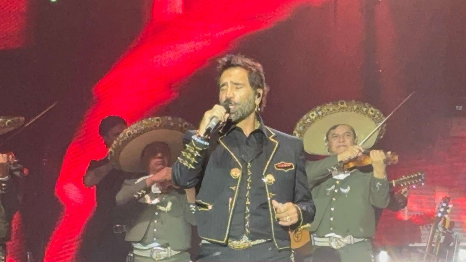 Conquista Alejandro Fernández a miles en la Plaza del Ángel