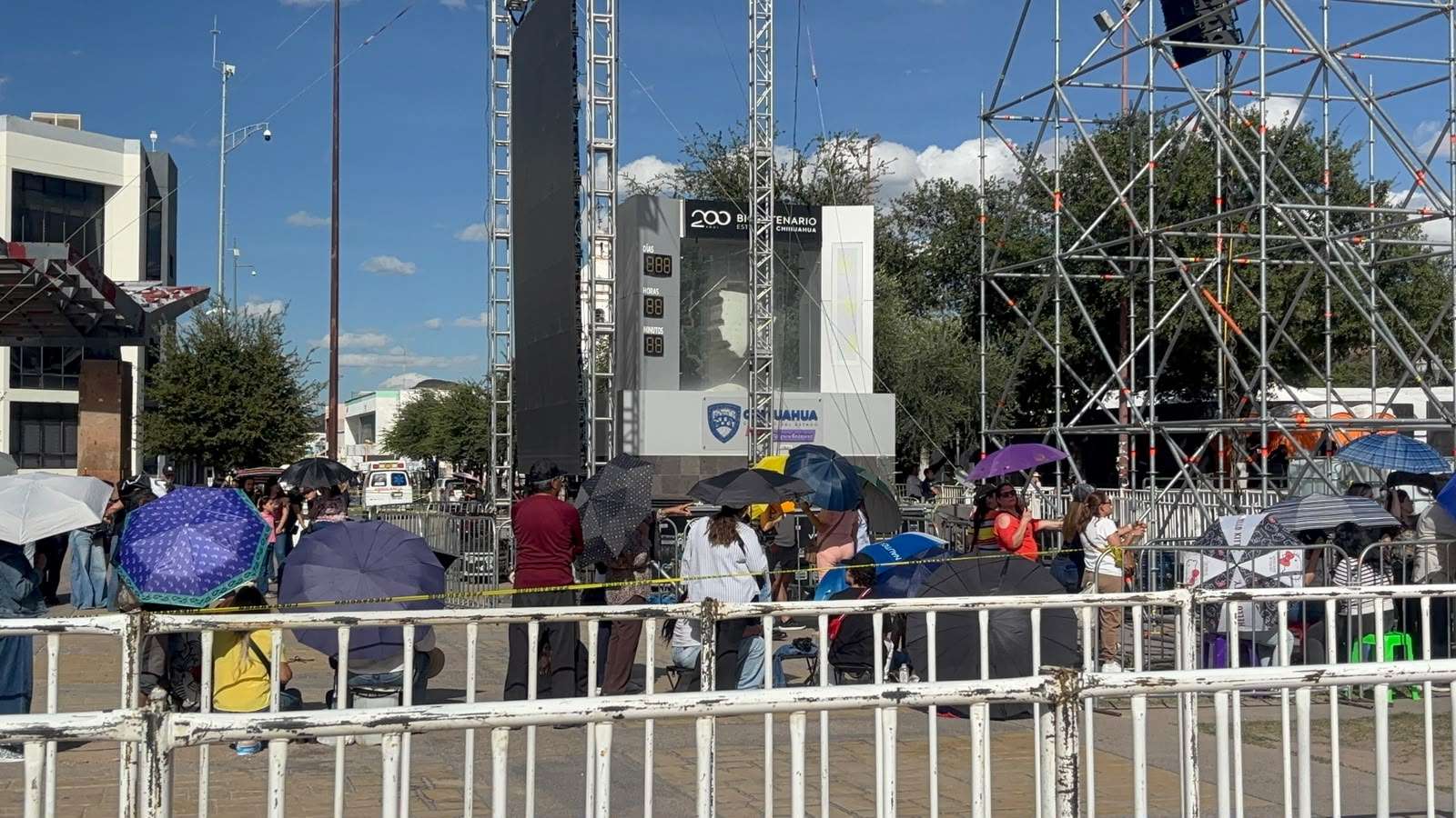 Llegan primeros asistentes para concierto de Alejandro Fernández