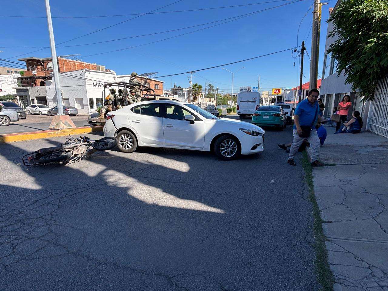 Deja choque múltiple a un motociclista herido