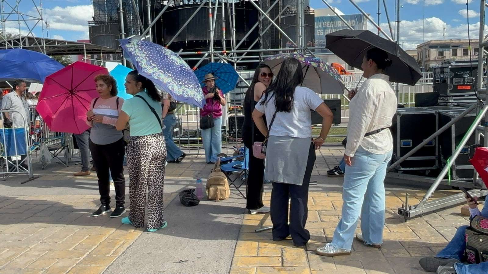 Llegan primeros asistentes para concierto de Alejandro Fernández