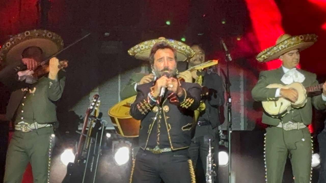 Conquista Alejandro Fernández a miles en la Plaza del Ángel