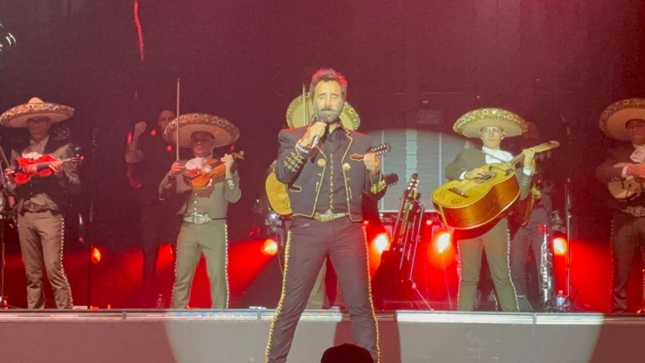 Conquista Alejandro Fernández a miles en la Plaza del Ángel