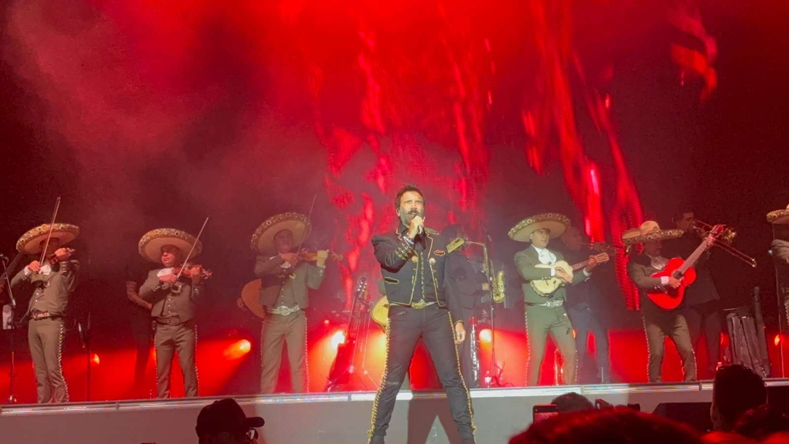 Conquista Alejandro Fernández a miles en la Plaza del Ángel