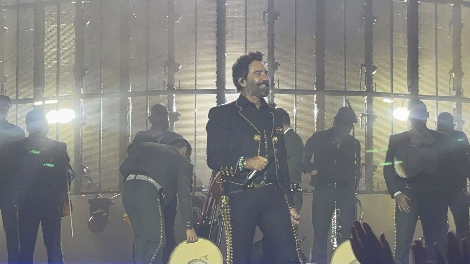 Conquista Alejandro Fernández a miles en la Plaza del Ángel