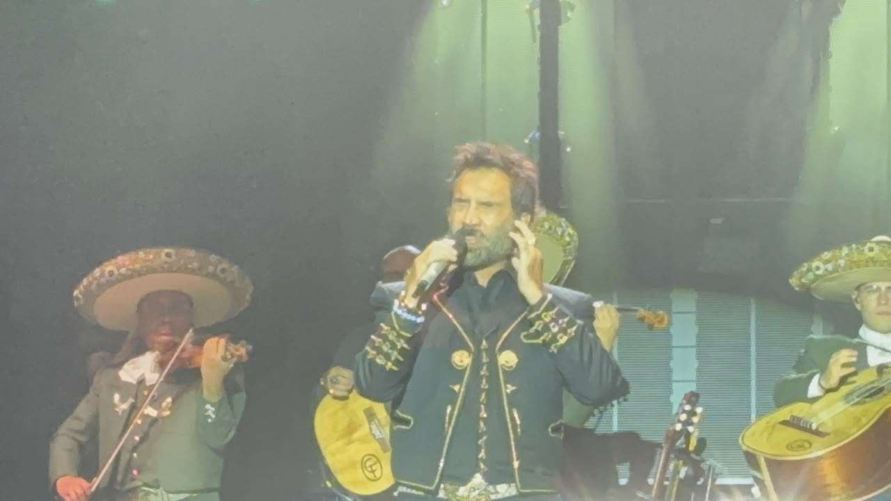 Conquista Alejandro Fernández a miles en la Plaza del Ángel