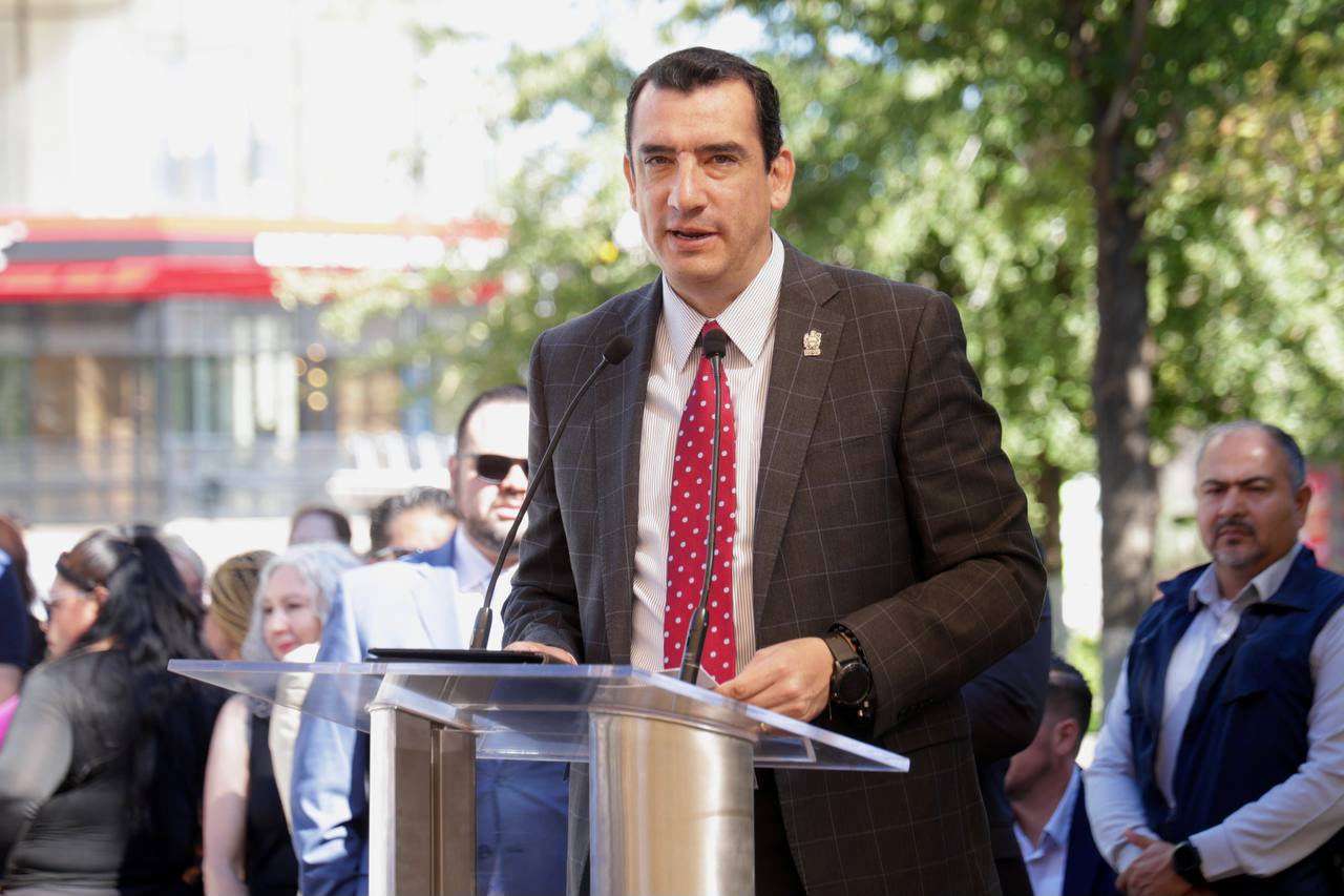 Encabeza René Chavira ceremonia por aniversario de Chihuahua