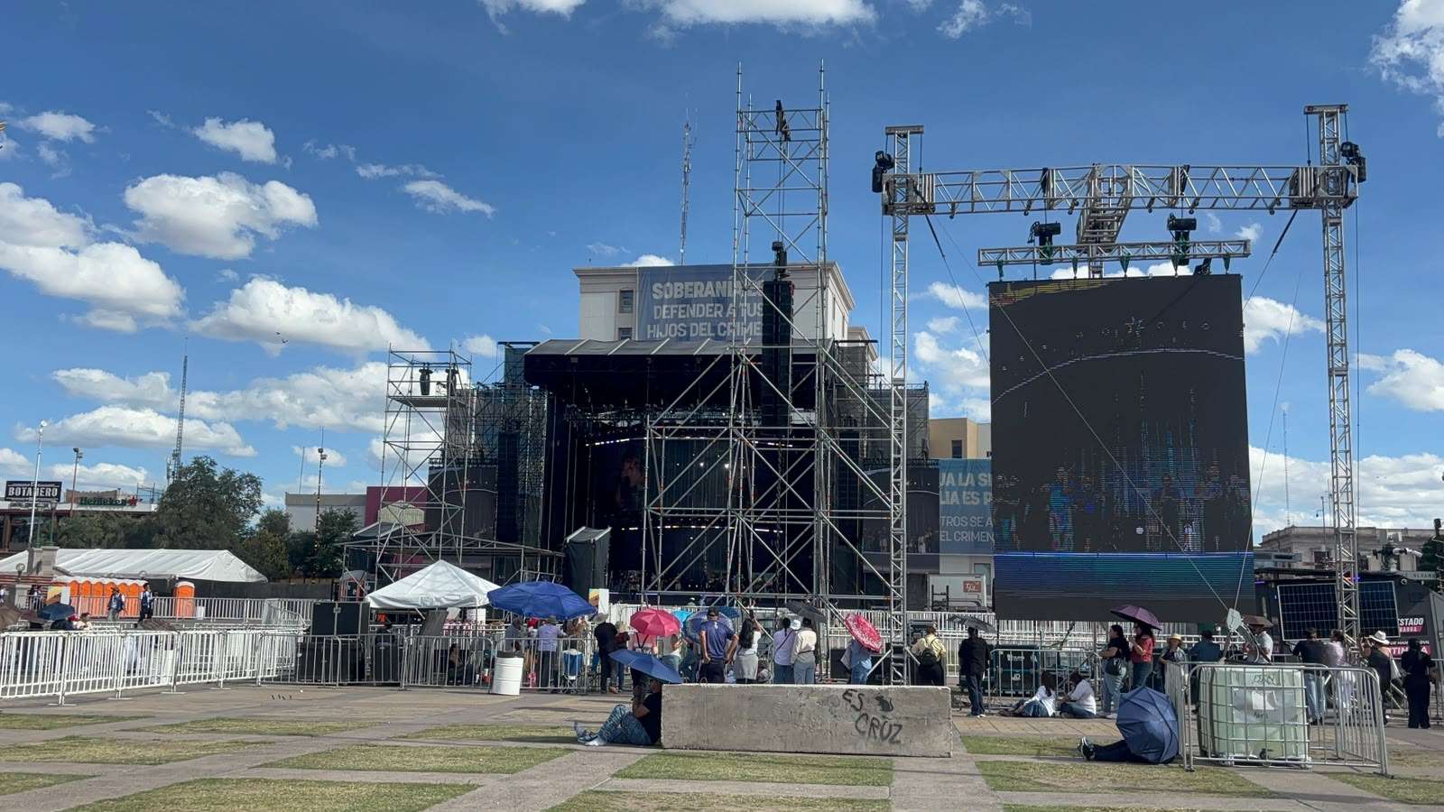 Realizan pruebas de sonido previo a concierto de Alejandro Fernández
