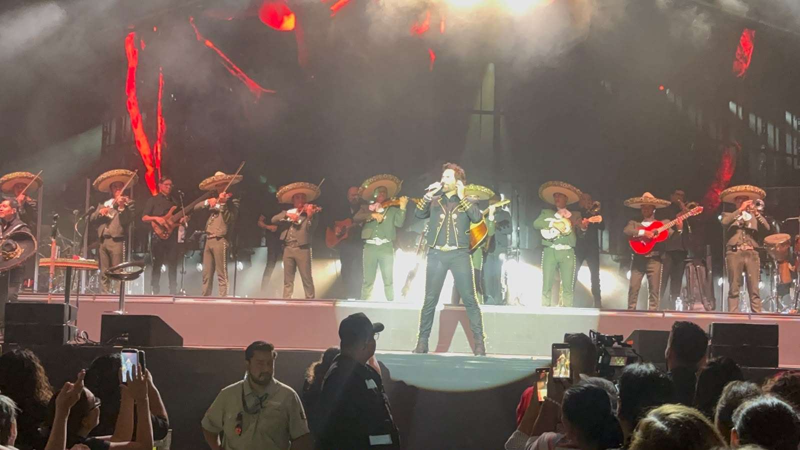 Conquista Alejandro Fernández a miles en la Plaza del Ángel