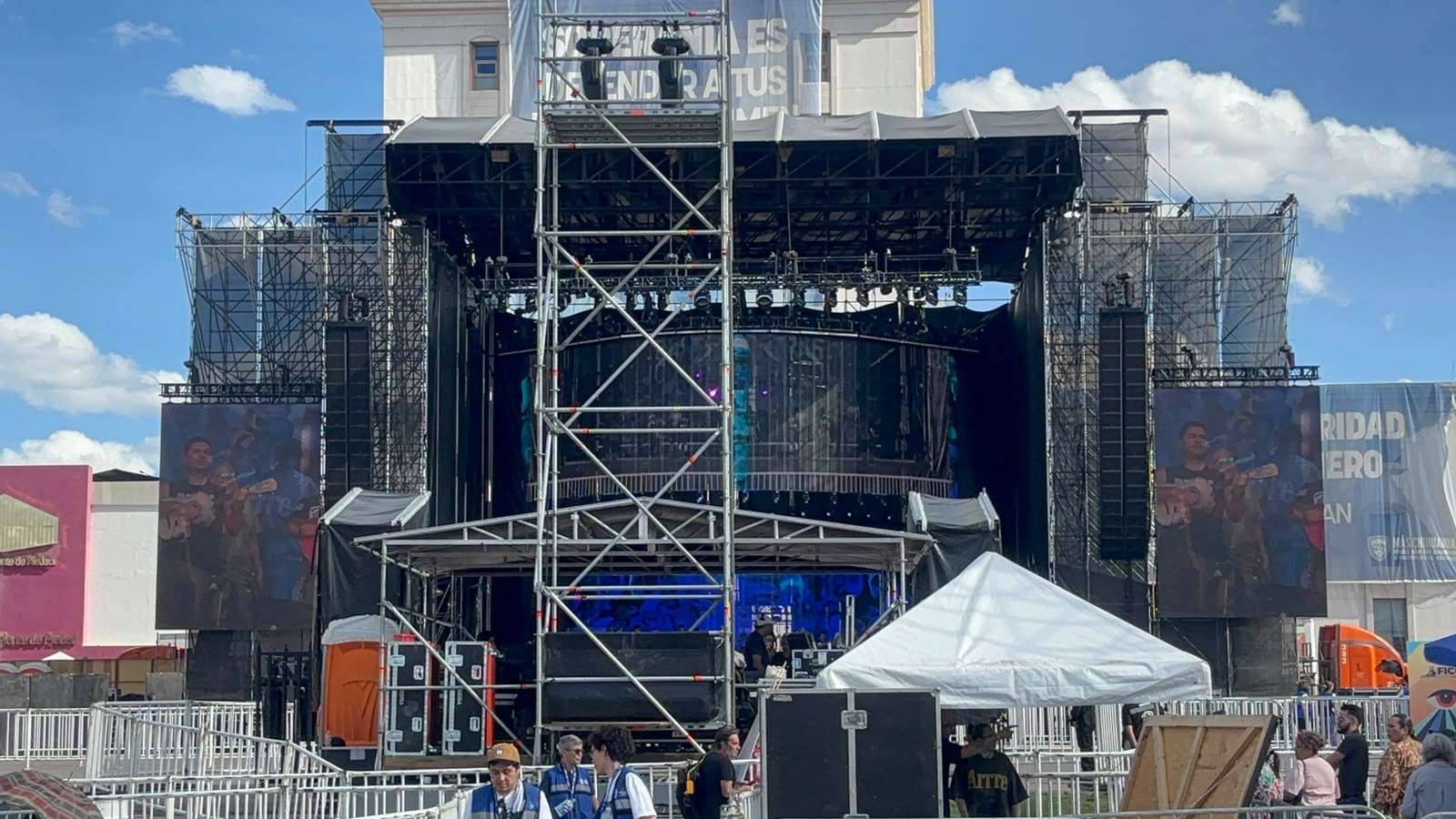Realizan pruebas de sonido previo a concierto de Alejandro Fernández