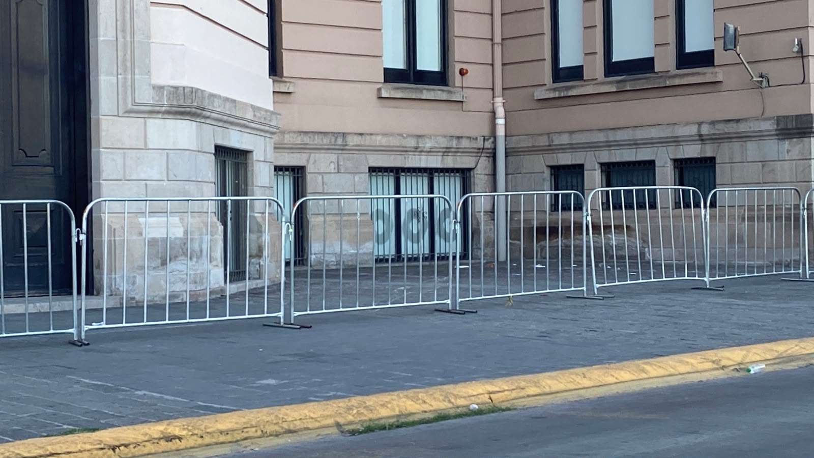 Instalan vallas y gradas para concierto de Alejandro Fernández