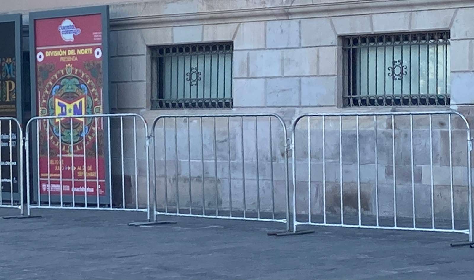 Instalan vallas y gradas para concierto de Alejandro Fernández