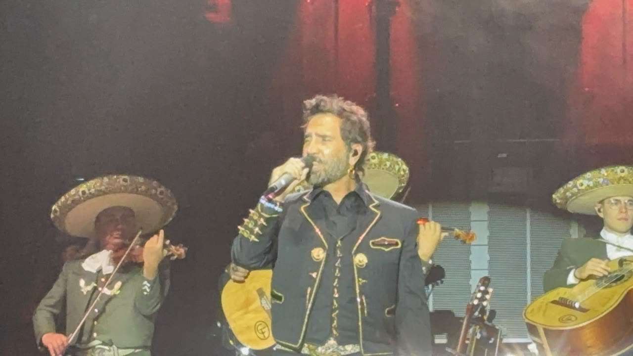 Conquista Alejandro Fernández a miles en la Plaza del Ángel
