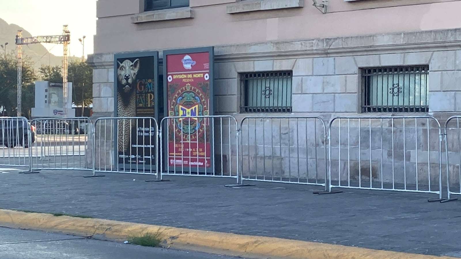 Instalan vallas y gradas para concierto de Alejandro Fernández