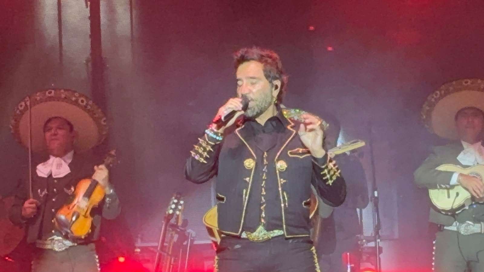 Conquista Alejandro Fernández a miles en la Plaza del Ángel