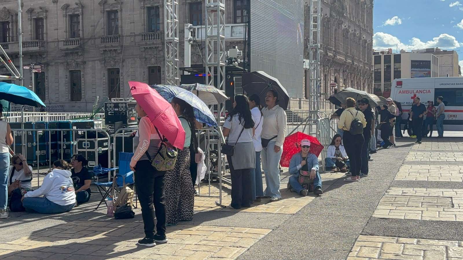 Llegan primeros asistentes para concierto de Alejandro Fernández