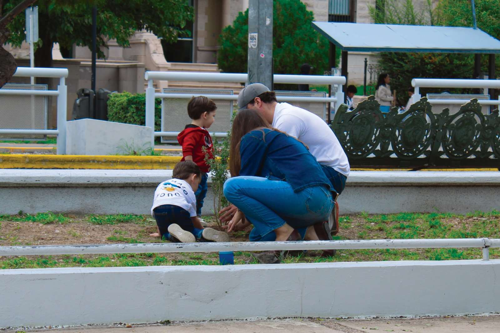 Refuerzan áreas verdes del Parque Lerdo con 108 nuevos árboles